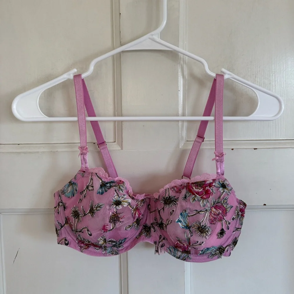 Victoria’s Secret pink floral push-up‎ without padding bra size 36C